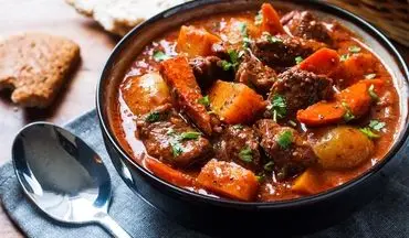 طرز تهیه خوراک گوشت و سبزیجات در فر؛ یک غذای سالم و سریع برای شام