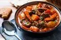 طرز تهیه خوراک گوشت و سبزیجات در فر؛ یک غذای سالم و سریع برای شام