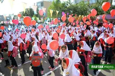 شور و اشتیاق فرشتگان مهرآفرین دبستان مهر آذین در اولین روز مهر 