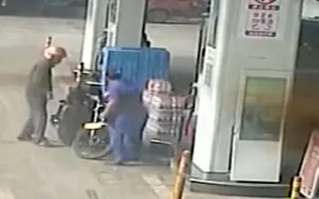 آتشی که یک موتورسیکلت به جان پمپ بنزین انداخت + فیلم