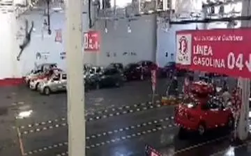 سقوط وحشتناک یک تعمیرکار از سقف