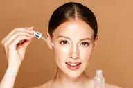 از هیالورونیک تا رتینول: چه سنی سراغ کدوم سرم های پوستی بریم؟