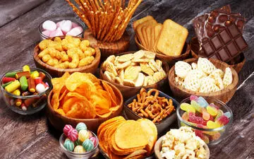 این تنقلات را با معده خالی نخورید!