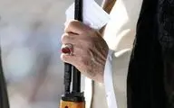 سلاحی که در خطبه های نماز عید فطر در دستان رهبر انقلاب بود