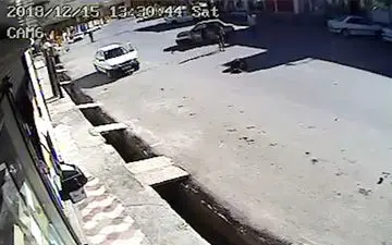 پرت شدن راکب موتورسیکلت پس از برخورد با پراید + فیلم 