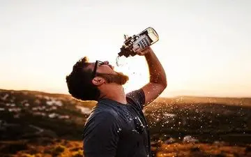 به چند دلیل ایستاده آب نخورید!