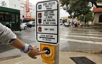 فناوری جدید به کمک نابینایان می آید|استفاده عابران پیاده نابینا از فناوری APS گذرگاه‌ها
