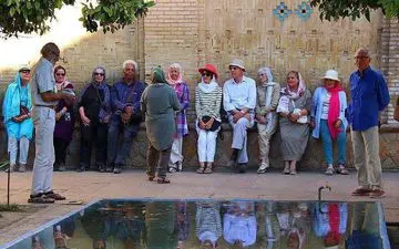 تیپ گردشگران خارجی در شیراز! + عکس