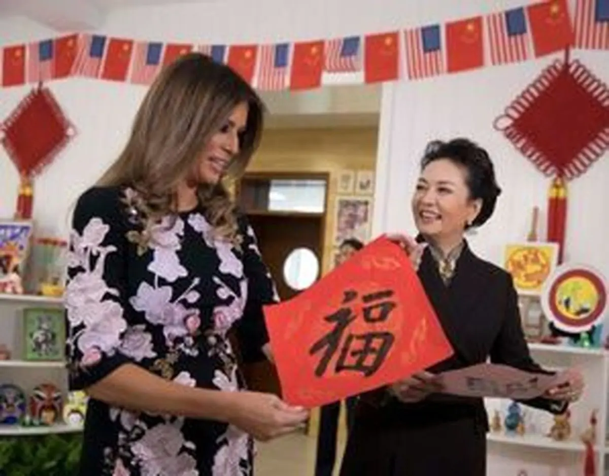 لباس ۳ هزار دلاری همسر ترامپ در سفر به چین + عکس