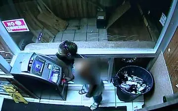  شگرد عجیب سارقان برای سرقت پول‌های خودپرداز! +فیلم