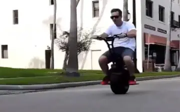 اسکوتر جذابی که شبیه به موتورسیکلت تک چرخ است