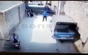 لحظه هولناک ریزش دیوار بلند و عریض در کوچه باریک در ایران!