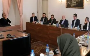 دیدار جمعی از مدیران حوزه سینما و جشنواره فجر با ظریف