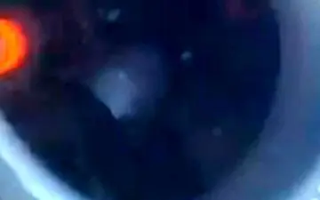 لحظه کنده شدن موتور هواپیما در حین پرواز