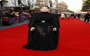 لباس شب مشکی رو مثل بازیگرای هالیوودی ست کن!