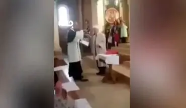 فیلم/ درخواست کشیش و اذان گفتن امام مسجد در کلیسا

