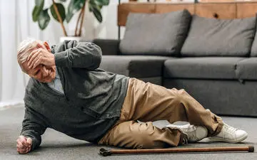 موظب افراد سالمند باشید|خطر زمین خوردن مردان بیشتر از زنان