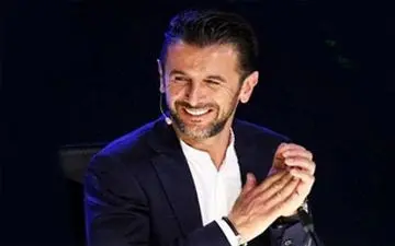 حرکات جالب امین حیایی برای بریدن کیک تولد 