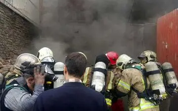 آتش سوزی گاراژ تولید رنگ و چوب / مهار حریق ادامه دارد