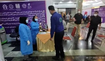 اهدای گل به مدافعان سلامت توسط نیروهای شهربان