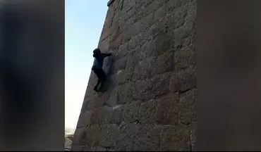 صعود با دست خالیِ مرد میمون نما به بالای قلعه