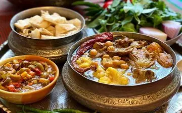 (ویدئو) تجربه لذیذ غذای خیابانی در ایران؛ پخت سنتی آبگوشت و چای ذغالی