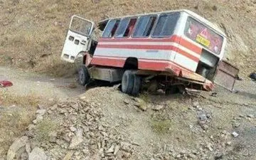 مصدومیت ۱۱ نفر در تصادف مینی‌ بوس و تریلی در محور دشتستان