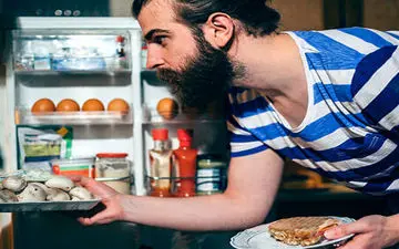 غذا خوردن وقتی گرسنه نیستیم چه پیامدهایی دارد؟