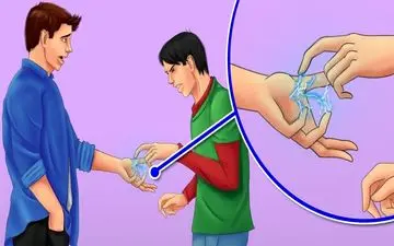 چرا لمس برخی افراد باعث برق گرفتگی خفیف می‌شود؟ | حقایقی جالب درباره برق گرفتگی خفیف هنگام لمس افراد