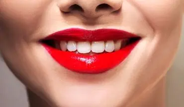 تکنیک های آرایشی برای سفیدتر نشان دادن دندان ها| از این رنگ های رژلب استفاده کنید