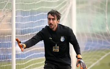 حرکات عجیب مهدی رحمتی روی نیمکت استقلال سوژه شد! + عکس