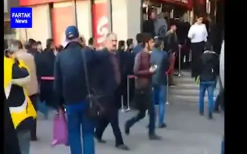 ازدحام مردم برای خرید ارز در میدان فردوسی + فیلم