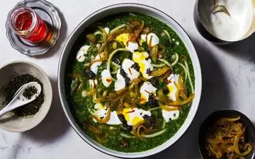 آش رشته: دستور پخت آش سنتی ایرانی با سبزیجات و حبوبات