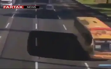 حرکات دیوانه وار یک عابر برای عبور از اتوبان + فیلم