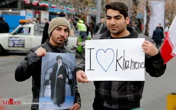 خیابان های منتهی به میدان آزادی سرشار از حضور مردم است/ پیر و جوان آمده اند 