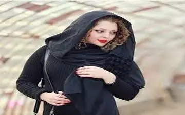 حضور بازیگر زن برای تماشای بازی فوتبال هنرمندان استقلال و پرسپولیس