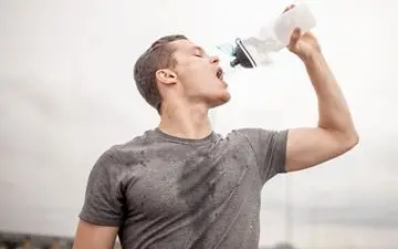 اگر فکر می کنید آب خوردن شما را لاغر می کند این مطلب مخصوص شماست