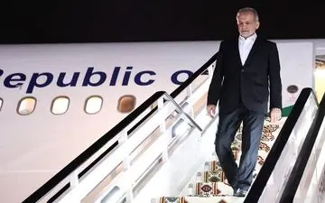 پزشکیان از اجلاس اکو در آذربایجان به تهران بازگشت
