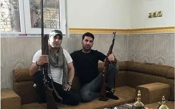 تیپ و ژست یوسف تیموری و دوستش در آبادان (عکس)