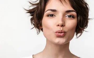 چگونه لب‌های حجیمی داشته باشیم؟ ۱۰ روش بدون نیاز به ژل
