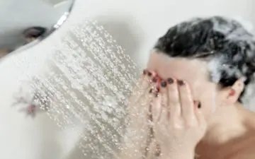 دوش صبحگاهی بهتر است یا شبانه؟ پاسخ متخصصان به یک دغدغه همیشگی