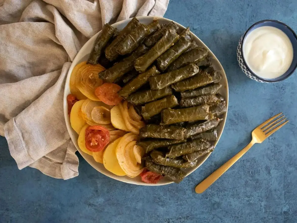 طرز تهیه دلمه برگ مو با شیره انگور؛ غذای خوشمزه و اصیل به سبک ترکی