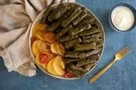 طرز تهیه دلمه برگ مو با شیره انگور؛ غذای خوشمزه و اصیل به سبک ترکی