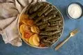 طرز تهیه دلمه برگ مو با شیره انگور؛ غذای خوشمزه و اصیل به سبک ترکی