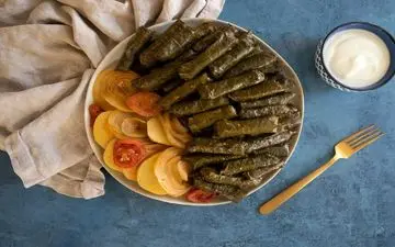 طرز تهیه دلمه برگ مو با شیره انگور؛ غذای خوشمزه و اصیل به سبک ترکی