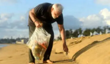 نخست وزیر هند در حال جمع آوری زباله از ساحل