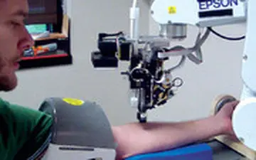 آزمایش موفق اولین رباتی که از انسان خون می‌گیرد