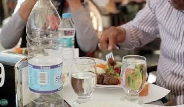 نوشیدن آب همراه غذا چه اثراتی بر بدن دارد؟