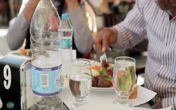 نوشیدن آب همراه غذا چه اثراتی بر بدن دارد؟