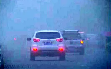 لحظه ورود جبهه هوای غبارآلود و وقوع طوفان شن در چین + فیلم